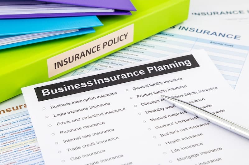 Notebooks-on-desk-with-checklist-for-business-insurance